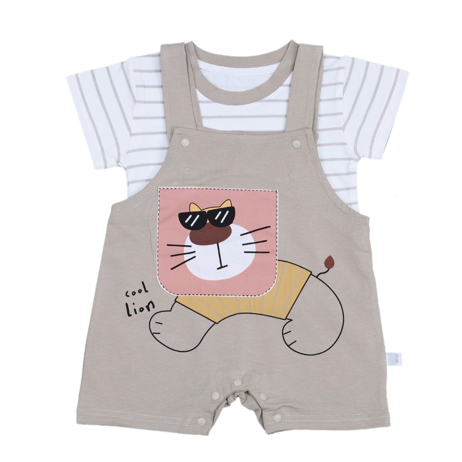 T-shirt and Dungaree with Cat patch