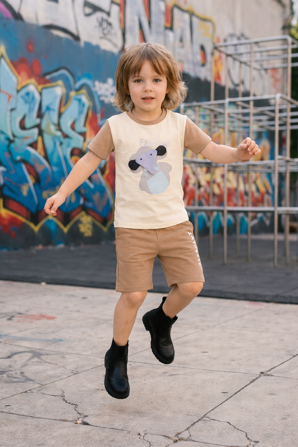 Stylish Kids Graphic T-Shirt &amp; Shorts Set – Modern Casual Look